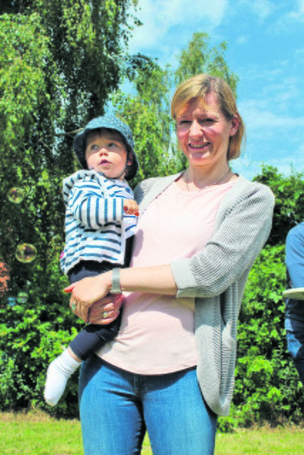 Sofie Haardieck und Mama Katrin genießen das Sommerfest