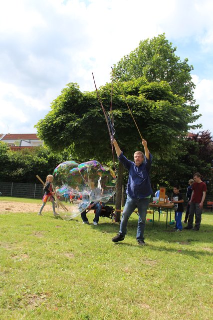 Seifenblasen- und Ballonkünstler Bernd Knobloch in Aktion