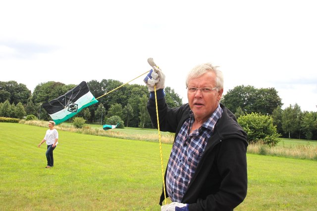 Edmund Holterbosch lässt seine XXL-Drachen immer nur mit Handschuhen steigen. Bei starkem Wind können die Fluggeräte bis zu zwei Tonnen Zug entwickeln