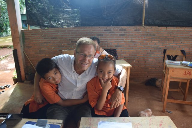 Beliebter Gast: Michael Wiese mit zwei Schülern der "School for Life" in Thailand | Foto: Wiese