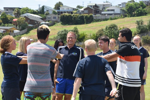 Vertrauensbildende Maßnahmen: Michael Wiese im Sportunterricht am Whangaparaoa College | Foto: Wiese