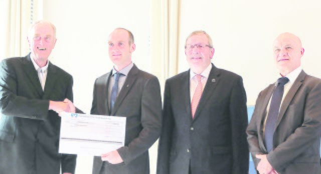 Helmut Böse, stv. Vorsitzender Handwerks- und Handelsverband Land- und Baumaschinentechnik Niedersachsen, Fabian Haarhaus, Wahlers Forsttechnik, Ludger Gude, stv. Vorsitzender LandBauTechnik-Bundesverband, Robert Leisenz, Leiter Kompetenzzentrum für Nutzfahrzeug- und Landmaschinentechnik | Foto: Handwerkskammer