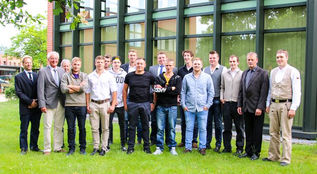Die Maurergesellen mit dem Jahrgangsbesten Christopher Lange (5. v. li., weißes Hemd)