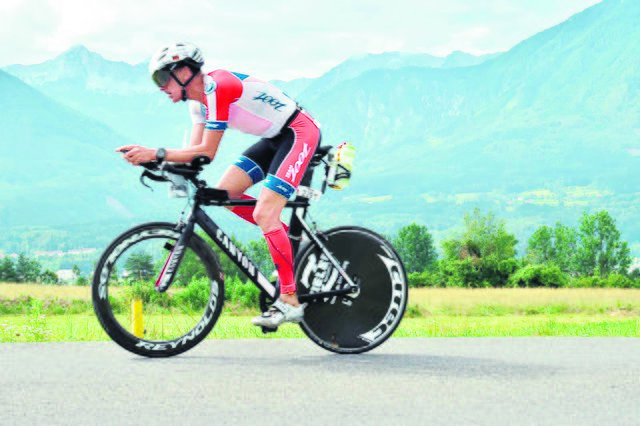 „Das war bombastisch“: Auf der hügeligen 180-km-Radstrecke war Sven Papendorf (auch kl. Foto)
mit einer Durchschnittsgeschwindigkeit von mehr als 36 km/h unterwegs | Foto: ©FinisherPix.com
