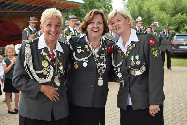 Die neue Damenkönigin der Toppenstedter Schützen heißt Karin Karin Kruse, die sich mit ihren Adjutantinnen Brigitte Haupt (li.) und Tatjana Michels (re.) auf ein spannendes Jahr freut