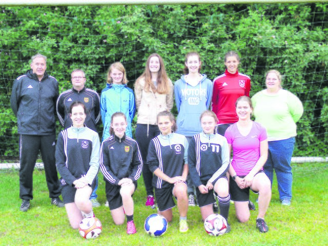 Die neue Frauenfußball-Mannschaft mit ihren Trainiern Matthias Scholz (li.) und Jennifer Berg (re.)