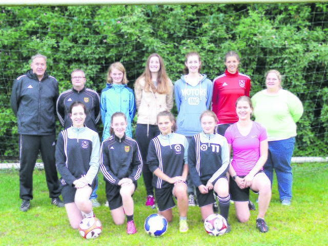 Die neue Frauenfußball-Mannschaft mit ihren Trainiern Matthias Scholz (li.) und Jennifer Berg (re.) | Foto: Marco Bellmann