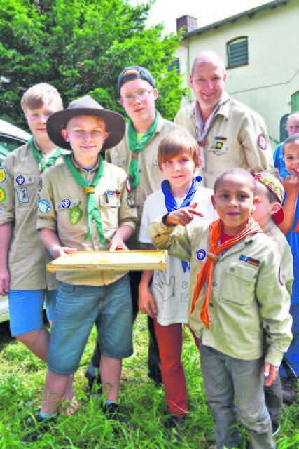Bei der Honig-Verkostung (v. li.): Bruce, Arik, Justin, Jörg Schinke, Felix und Sean