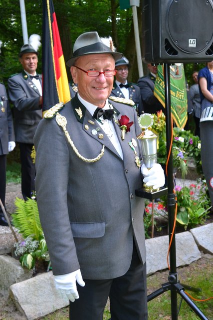 Hollenstedts Präsident Rüdiger Kummer freute sich über den Vorstandspokal