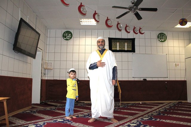 Moschee in einer ehemaligen-Bäckerei: Imam Yousef El-Zein mit seinem Sohn Nouh (4). Der Gebetsraum ist Treffpunkt und soziale Anlaufstelle - nicht nur für Muslime