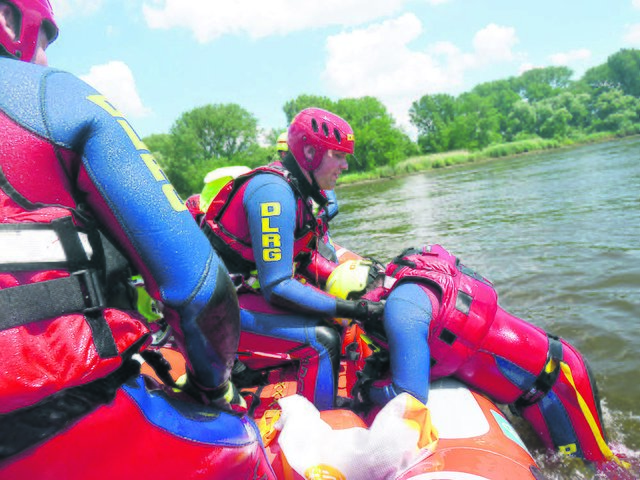 Die DLRG-Strömungsretter im Übungseinsatz mit dem Raft