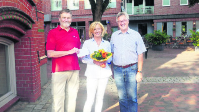 Gratulation vom Vorstand (v. li.): Norbert Beins, Sabine Kasperowski und Dieter Kindler