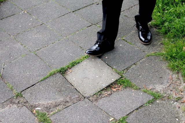 Gehwegplatten als Stolperfalle