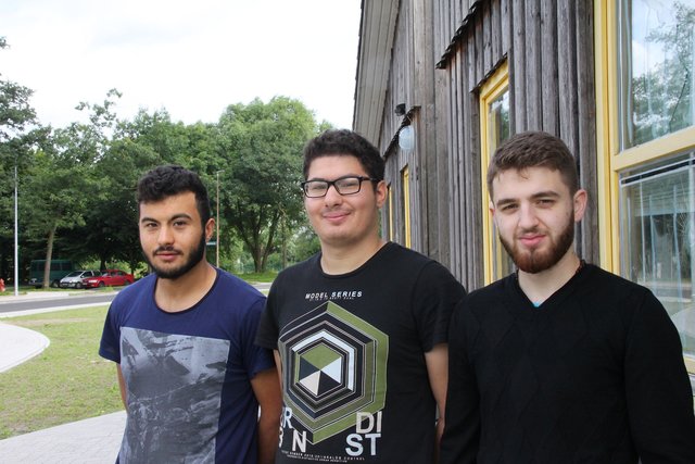 Mohamed Chahrour (v. li.), sein Cousin Ahmad Chahrour und Nezar El-Zein am Jugendhaus. Die Fenster sind demoliert