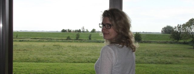 Die Elbe am Horizont: Cornelia Will genießt die Aussicht