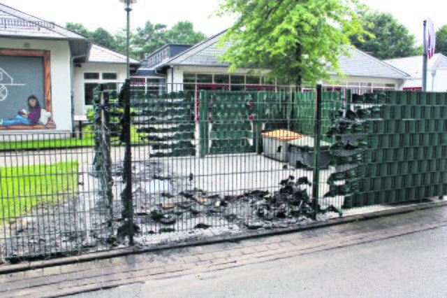 Durch den Brand wurden Müllcontainer zerstört und die Kunststoffverkleidung in Mitleidenschaft gezogen