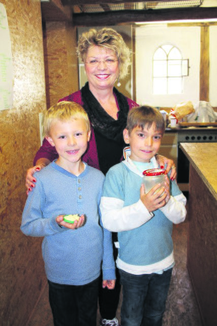 Rosi Birke mit Maximilian (li.) und Can, die ihre selbst gemachte Butter präsentieren