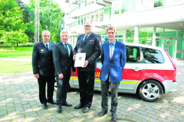 Bei der Übergabe der Ernennungsurkunde: Kreisbrandmeister Volker Bellmann (v. li.), Landrat Rainer Rempe, Seven Wolkau und Ronald Oelkers, Leiter der Abteilung Ordnung und Zivilschutz des Landkreises Harburg