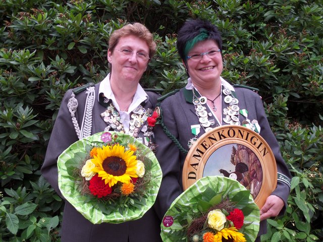 Damenkönigin Monika Wemmel (re.) freut sich mit Liane Hempel auf das Schützenfest