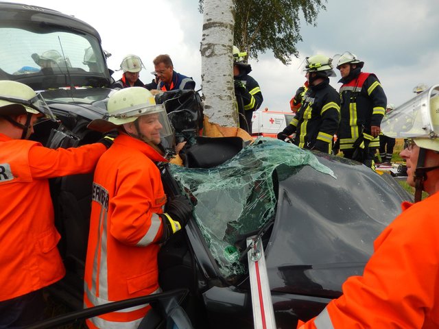 Mitglieder der Freiwilligen Feuerwehr aus Jesteburg und Hanstedt befreiten den 19-Jährigen aus dem Fahrzeug | Foto: Pressestelle Freiwillige Feuerwehr Samtgemeinde Hanstedt