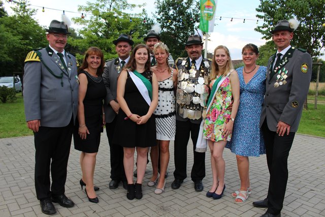 Schützenkönig Klaus Wilkens (4. v. re.) und seine Königin Bettina (5. v. re.) freuen sich mit ihrem Hofstaat auf ein erlebnisreiches Schützenjahr