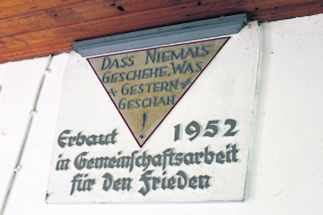 "Das niemals geschehe, was gestern geschah", mahnt ein Gedenkstein im 1952 erbauten Steinhaus