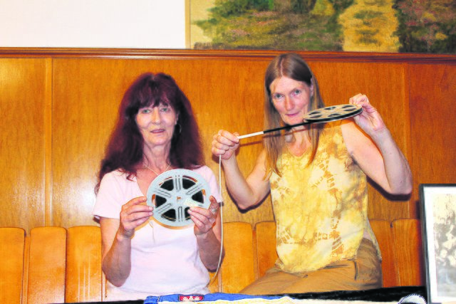 Wer weiß, um welches Format es sich bei diesen Filmrollen handelt? Christiane Prohn (li., Archiv) und Geschäftsführerin Bea Trampenau sind dankbar für Hinweise