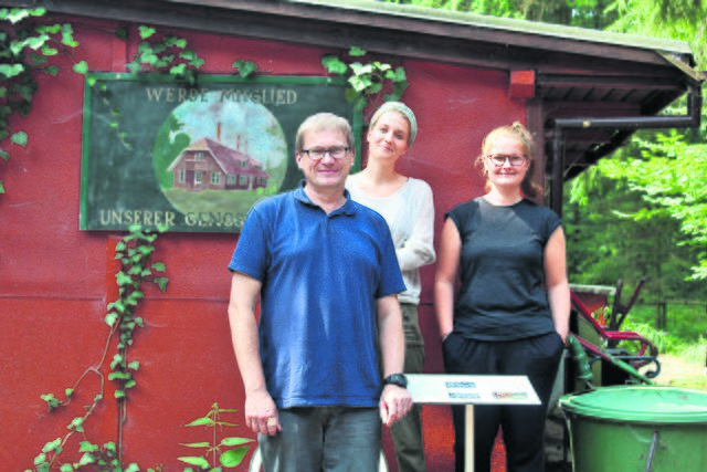 Arbeiten die Geschichte Heideruhs auf (v. li.): Prof. Dr. Oliver Rumpe, Johanna Hübner und Nina Zellerhoff vom Forschungskollektiv