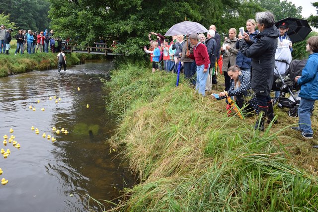 777-jähriges Bestehen: Entenrennen in Marxen