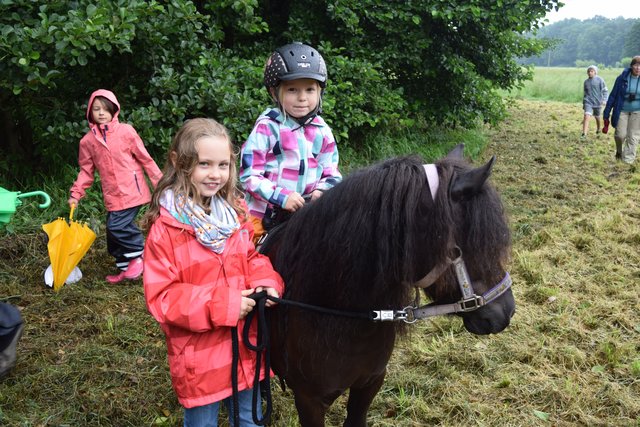 Kamen mit dem Pony zum Rennen, um ihren Enten die Daumen zu drücken: Milla (li.,8) und ihre Freundin Merle (5)