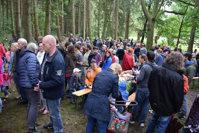 Hunderte Besucher trafen sich am Zieleinlauf des Rennens: Hier wurden die Sieger geehrte und Gegrilltes serviert