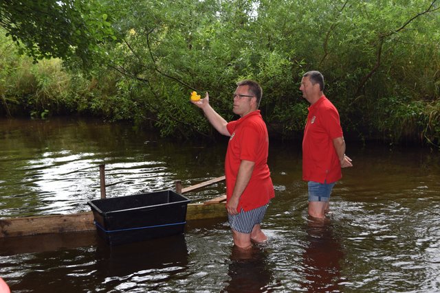 Da war der Sieger gefunden: Marxens Bürgermeister Christian Meyer (li.) sammelte zusammen mit Joachim Frommann (Gemeinderat Marxen) die Sieger aus der Aue