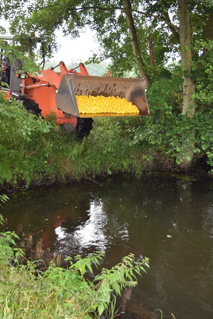 777-jähriges Bestehen: Entenrennen in Marxen