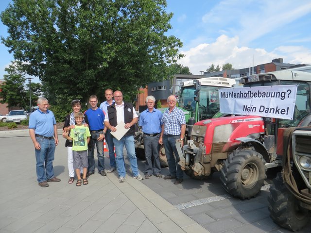 Gegner mit Treckern und Transparenten in Hemmoor