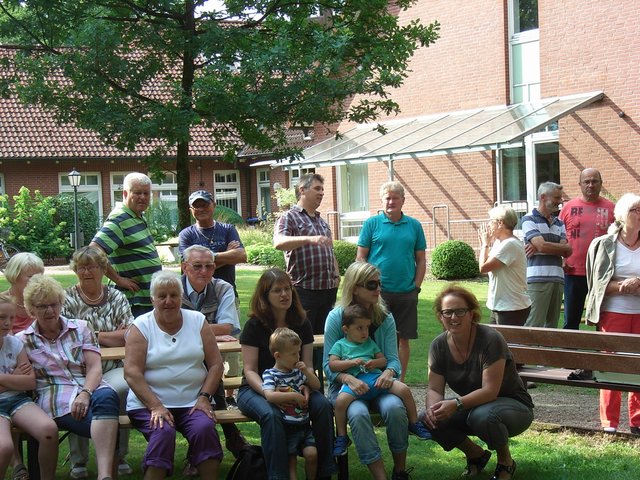 Viele Gäste kamen zur Einweihung der Boule-Anlage in Oldendorf