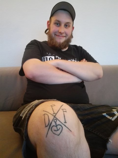 Mit Band-Tattoo: „Schrott-Trommler“ Alex Laporte | Foto: Die Fliegenden Friteusen