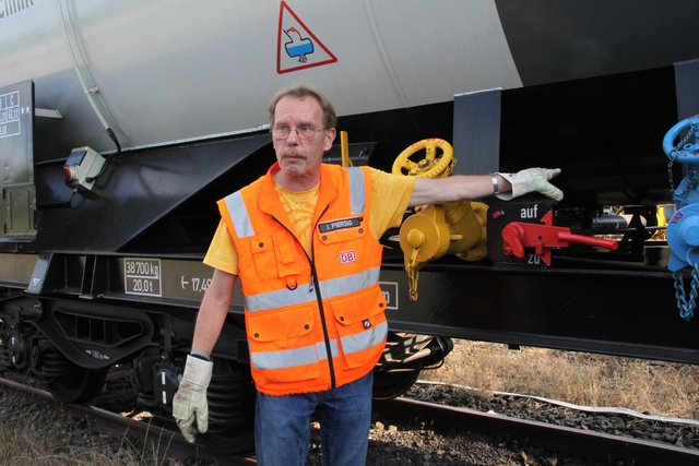 Bahn-Fachmann Ingo Piersing erläutert die Möglichkeiten des Gas- und Flüssigkeitsaustrittes an Hähnen, Leitungen und Tanks des Kesselwagens
