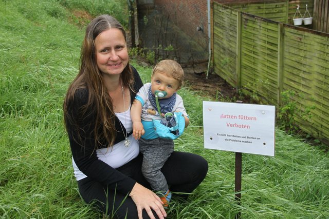 Stellte am Deich ein Schild "Katzen füttern verboten" aus: Nicole Ikemeyer mit Enkel Michel