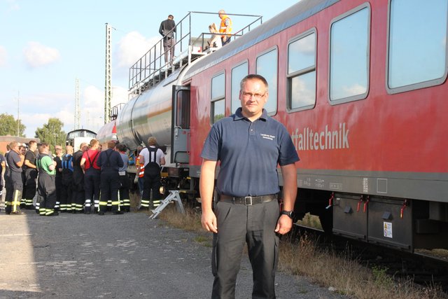Kai Eccarius, Zugführer Umwelt der Feuerwehr im Landkreis Stade, am Übungsort