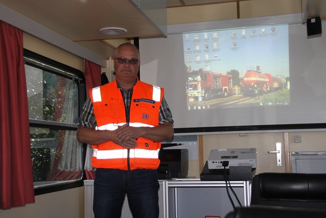 Im Schulungswaggon: Ausbildunds-Chef Uwe Lindenberg