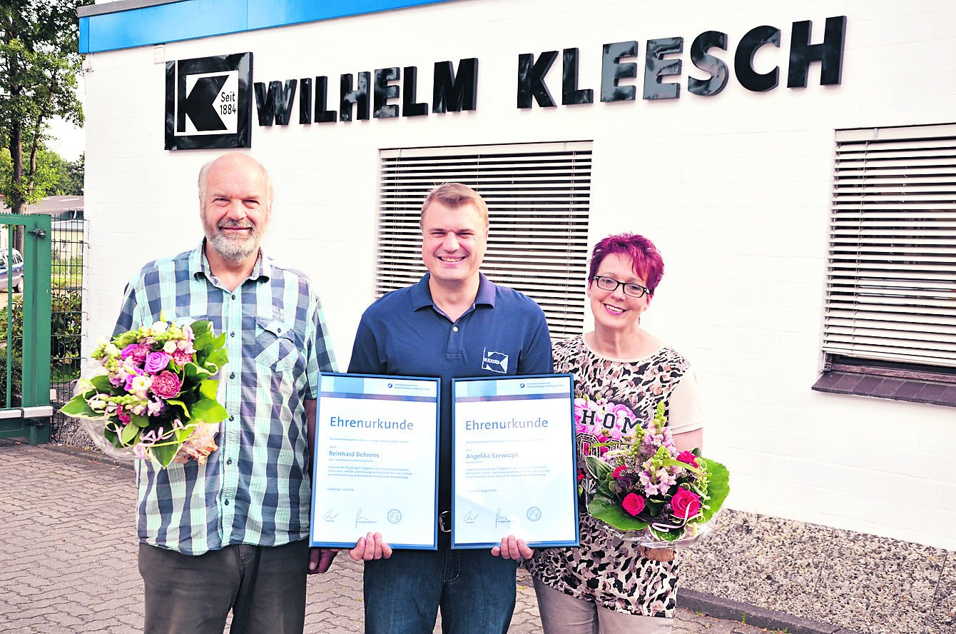 Angelika Szewczyk und Reinhard Behrens (li.) freuen sich über die Gratulation von Geschäftsführer Matthias Treptow