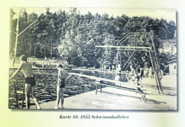 1955  hatte das Bad sogar noch einen Sprungturm | Foto: Gemeinde Bendestorf