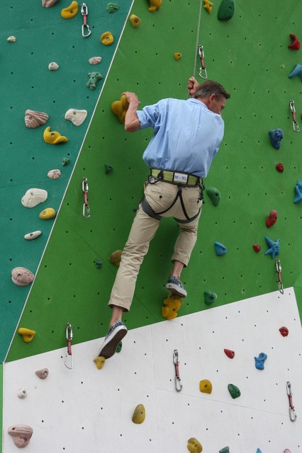 Auch Bürgermeister Jan-Hendrik Röhse hing in den Seilen