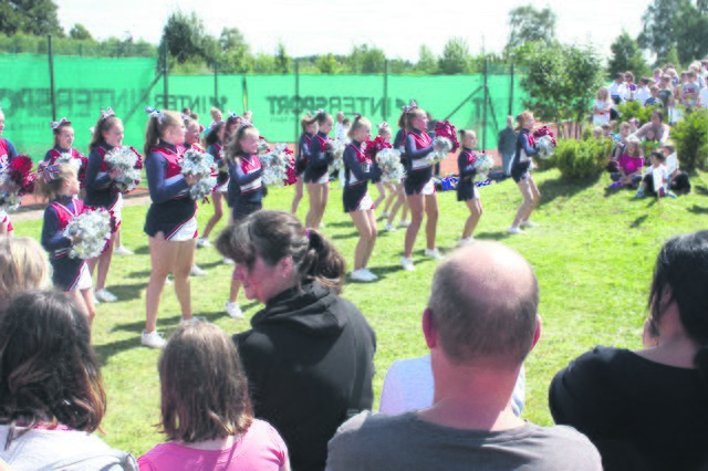 Großer Auflauf: Die Besucher verfolgten interessiert den Auftritt der Cheerleader „Unique Hearts“