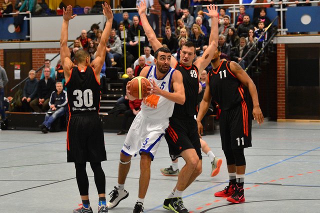 Oscar Andres setzt sich durch | Foto: Martin Elsen