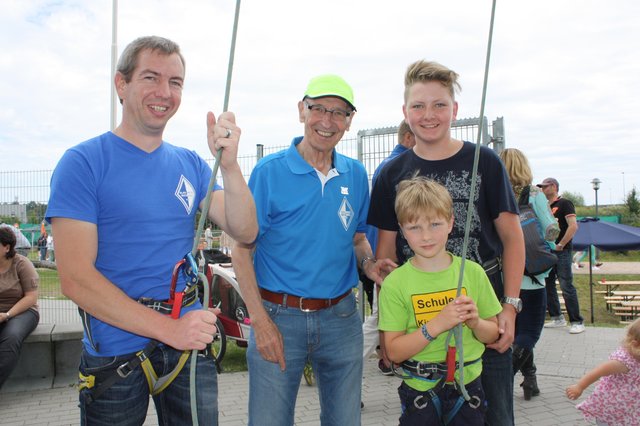 Vor dem Kletterturm: (v. li.) Andreas Häse, BW-Vorsitzender Arno Reglitzky und die wagemutigen Brüder Leo (6) und Lucas (13)