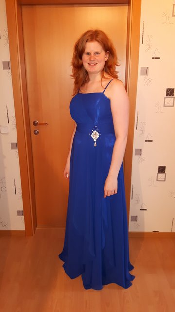 Trug zum Abi-Ball ein elegantes blaues Kleid: Sarah von der Lieth