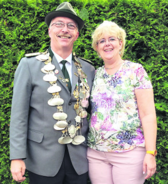 Schützenkönig Volker Burmeister freut sich mit Ehefrau Daniela auf das Schützenfest in Asendorf