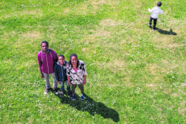 Aus der preisgekrönten Fotoserie "HereWeAre": Aissatou Dialo mit ihren Kindern Ousmane, Bassiuri und Thieno Alion Diakhaby im Winsener Albert-Schweitzer-Viertel | Foto: Antonino Condorelli