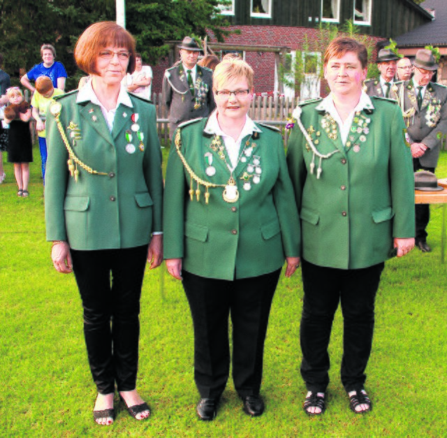 Damenkönigin Irmtraut Scheele (Mitte) und ihre Adjutantinnen Eva Bartsch und Manuela Burfeind blicken auf ein ereignisreiches Jahr zurük